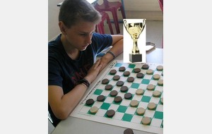 Fabien RIDARD remporte le tournoi de Jeu de Dames 2015, au collège