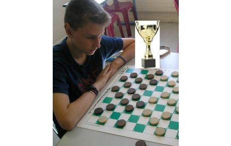 Fabien RIDARD remporte le tournoi de Jeu de Dames 2015, au collège